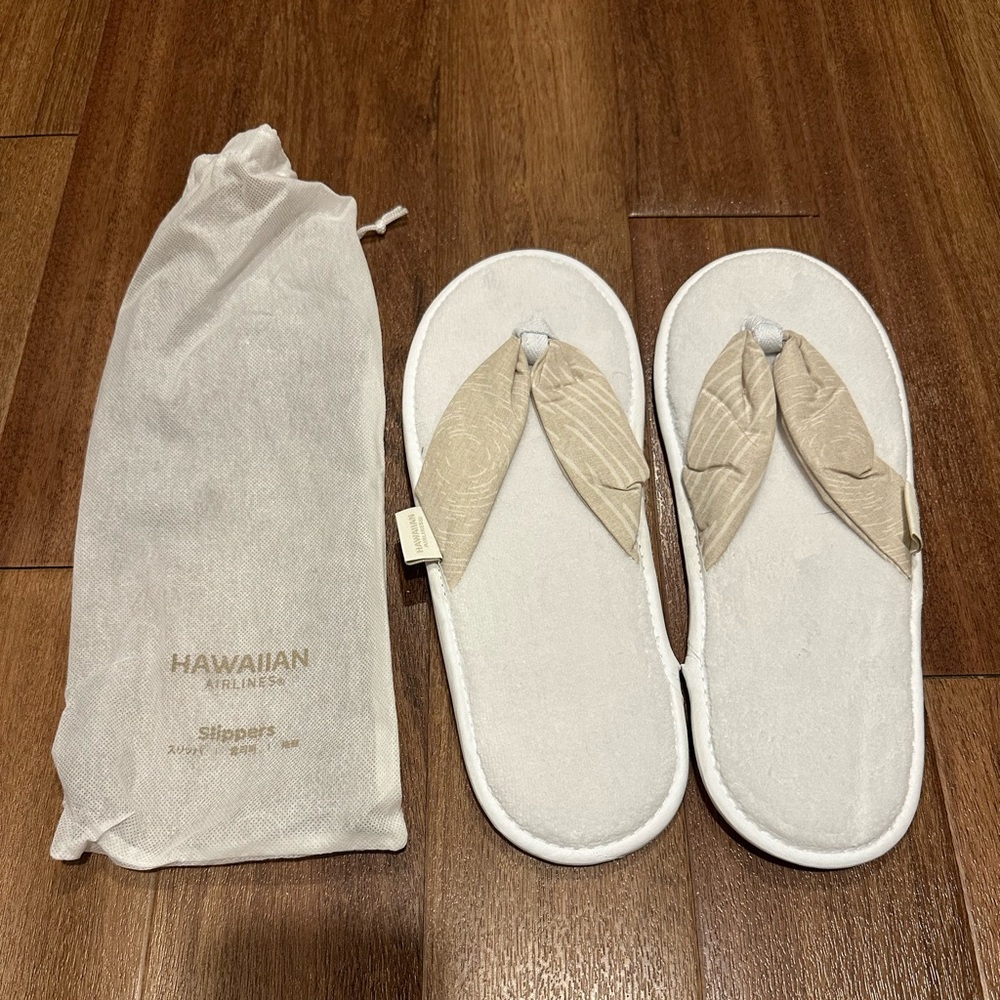 NEW Hawaiian Airlines Travel Slippers And Bag